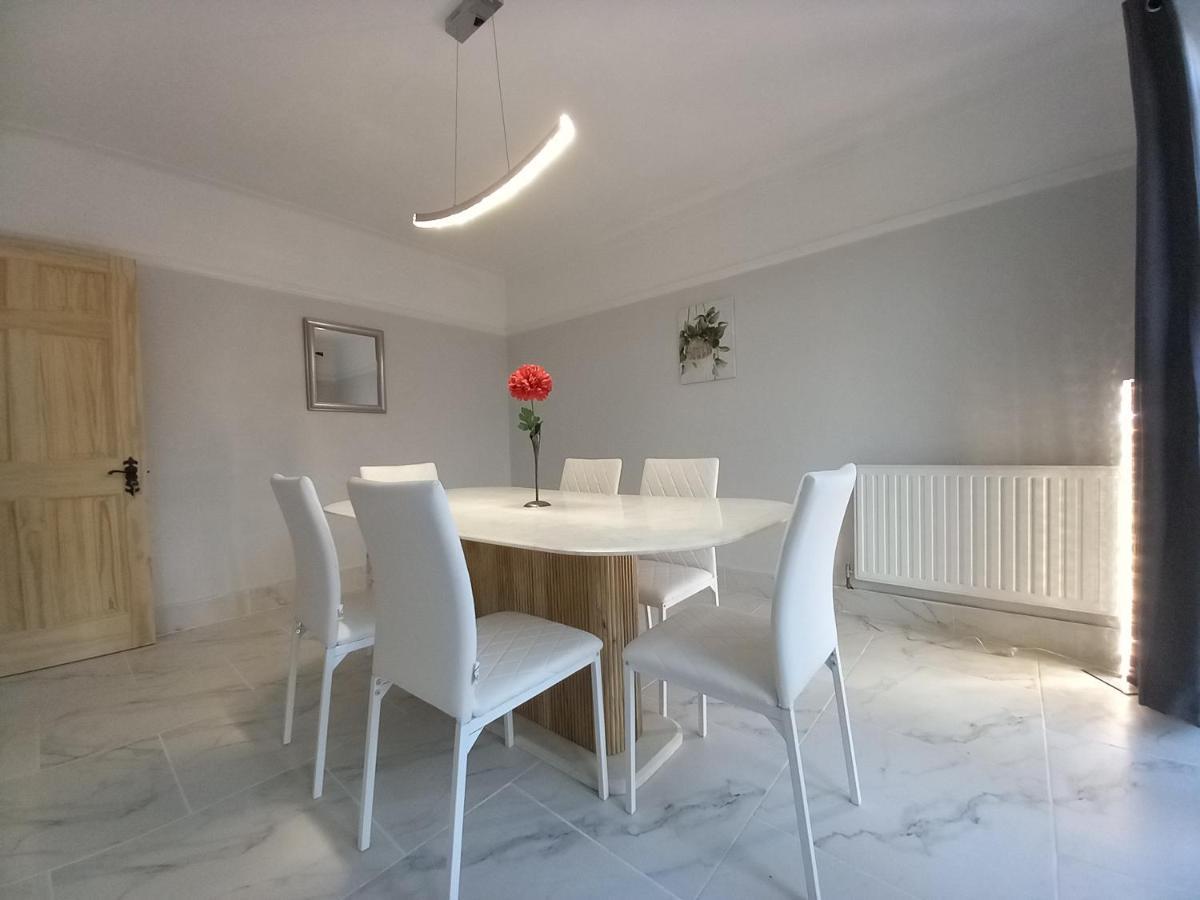 Surbiton Home With Free Parkings, Surbiton, Kingston Upon Thames, Surrey, Greater London Uk מראה חיצוני תמונה