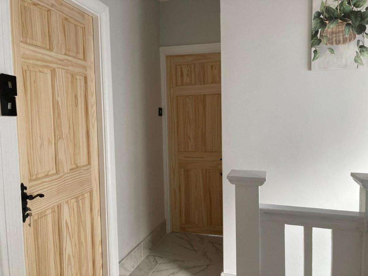 Surbiton Home With Free Parkings, Surbiton, Kingston Upon Thames, Surrey, Greater London Uk מראה חיצוני תמונה