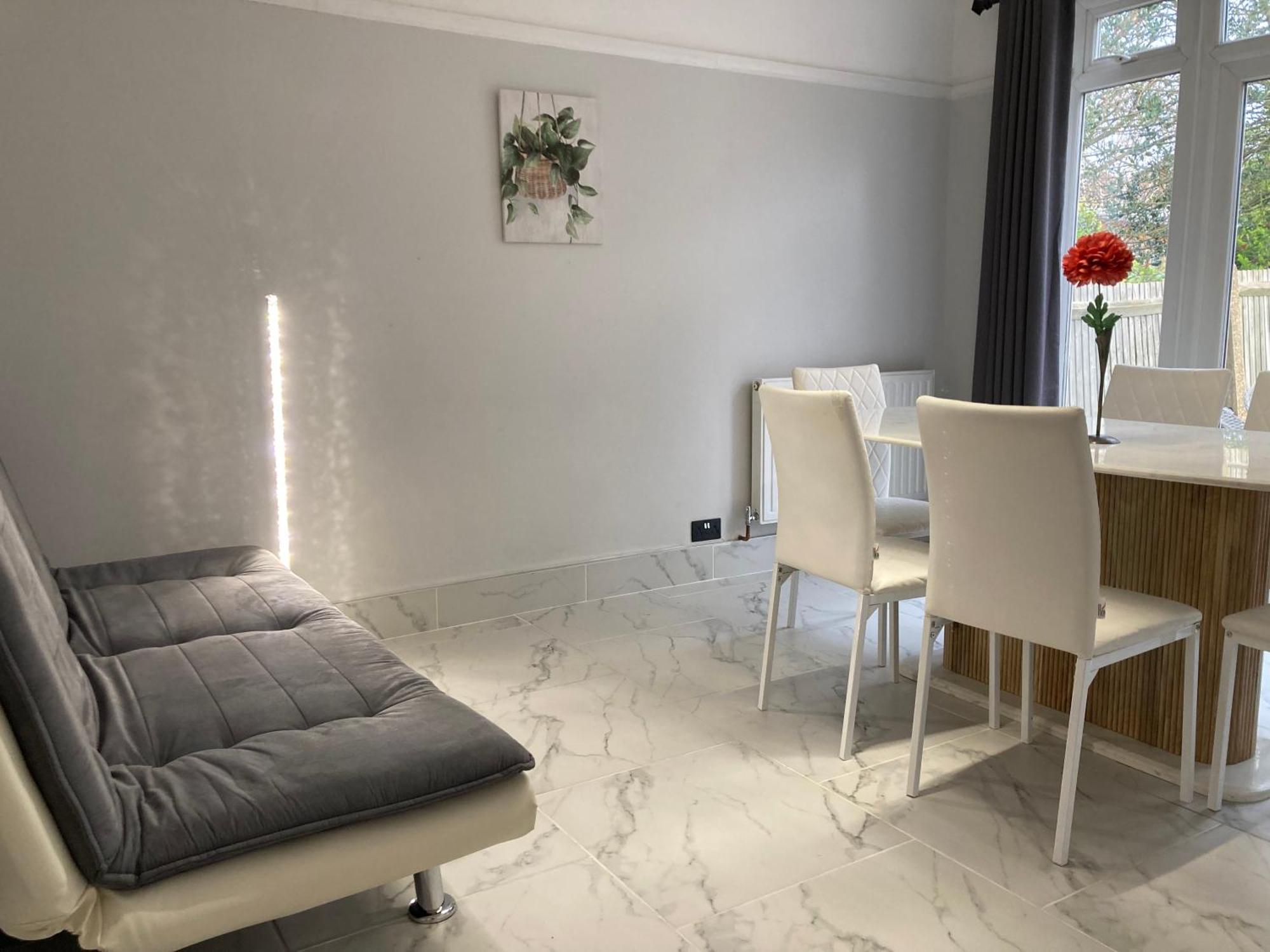 Surbiton Home With Free Parkings, Surbiton, Kingston Upon Thames, Surrey, Greater London Uk מראה חיצוני תמונה