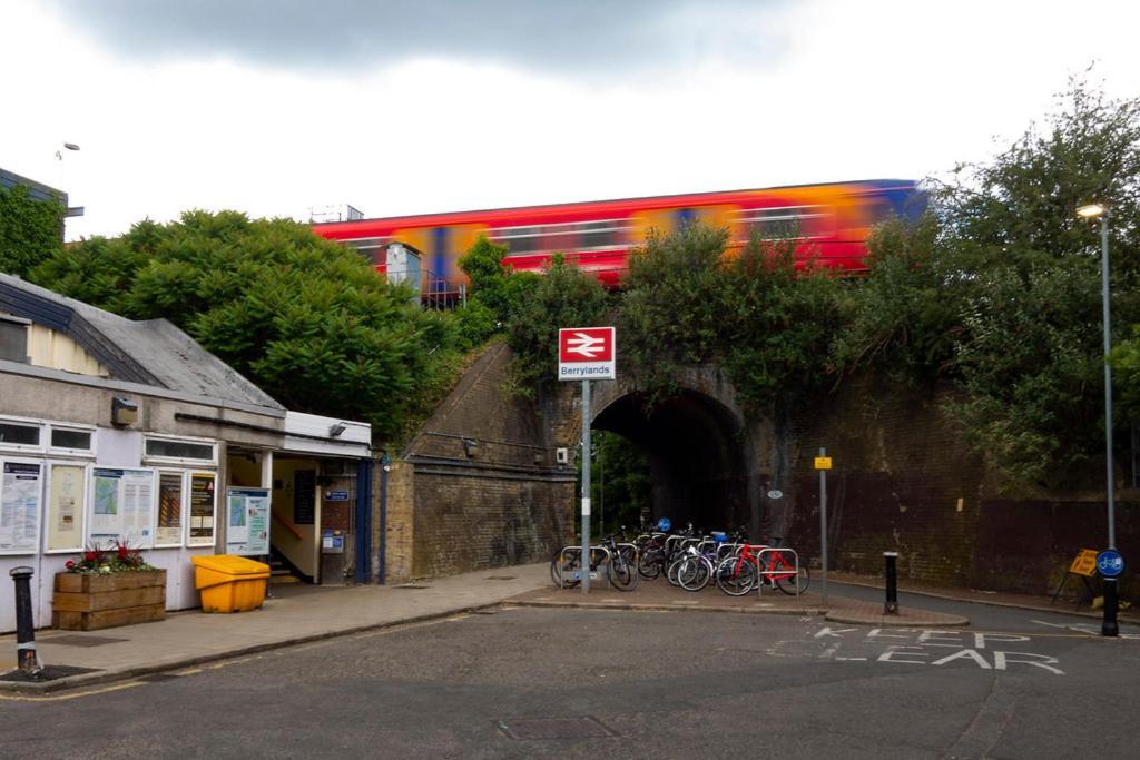 Surbiton Home With Free Parkings, Surbiton, Kingston Upon Thames, Surrey, Greater London Uk מראה חיצוני תמונה