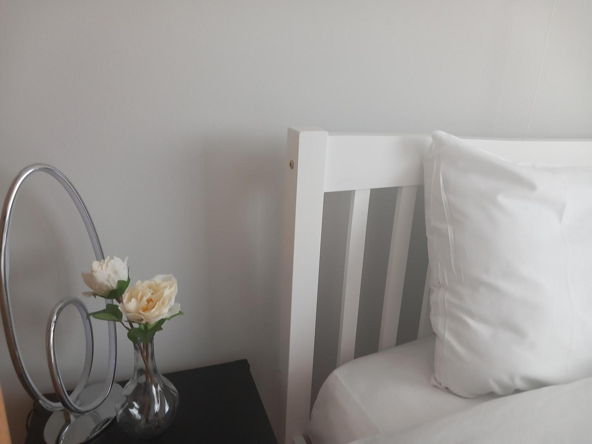Surbiton Home With Free Parkings, Surbiton, Kingston Upon Thames, Surrey, Greater London Uk מראה חיצוני תמונה