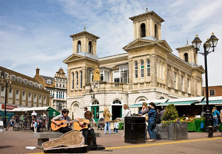 Surbiton Home With Free Parkings, Surbiton, Kingston Upon Thames, Surrey, Greater London Uk מראה חיצוני תמונה