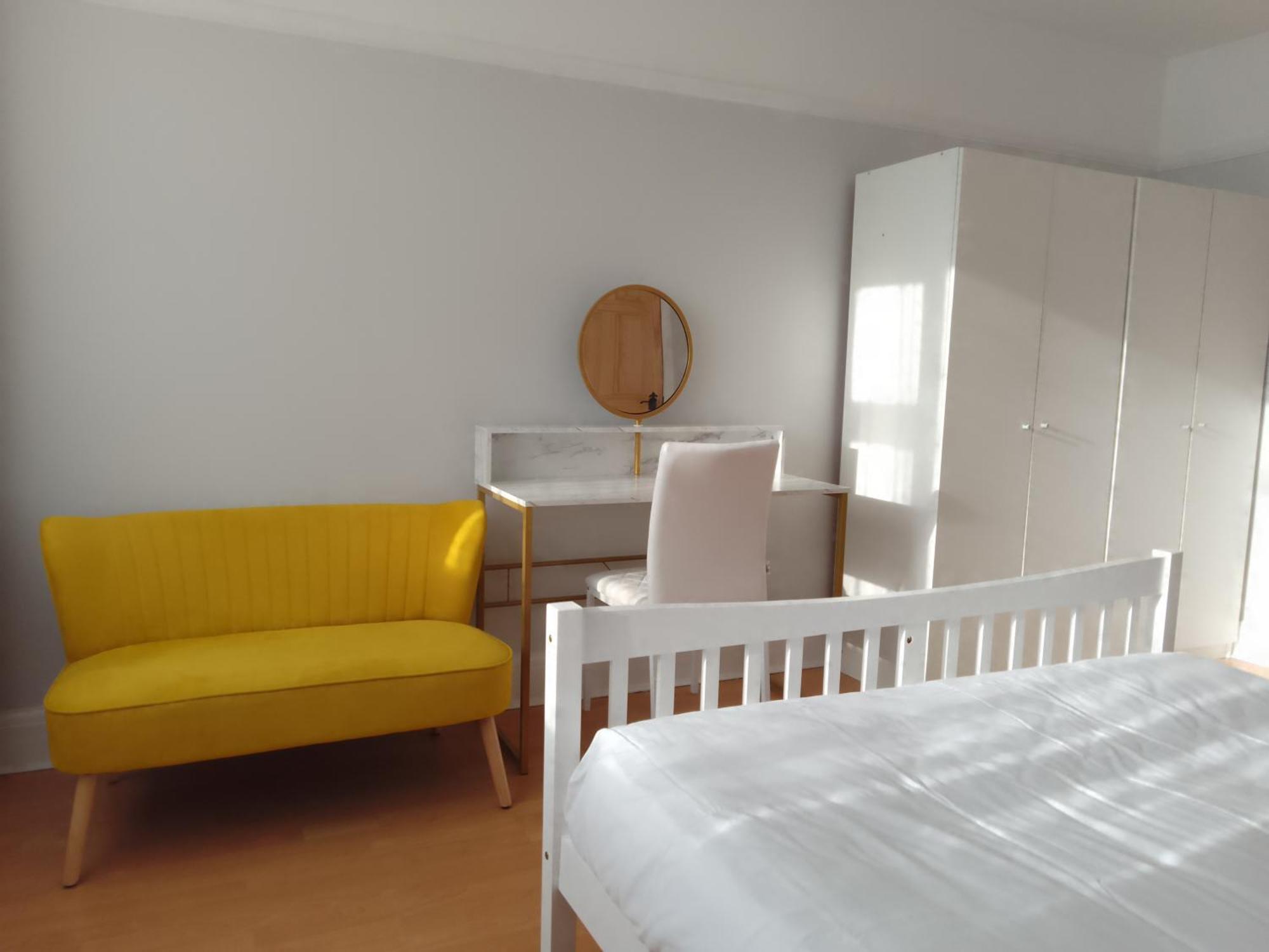 Surbiton Home With Free Parkings, Surbiton, Kingston Upon Thames, Surrey, Greater London Uk מראה חיצוני תמונה